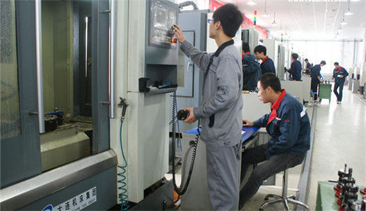 力達(dá)技術(shù)人員在安裝一家機(jī)械加工廠進(jìn)行機(jī)械調(diào)